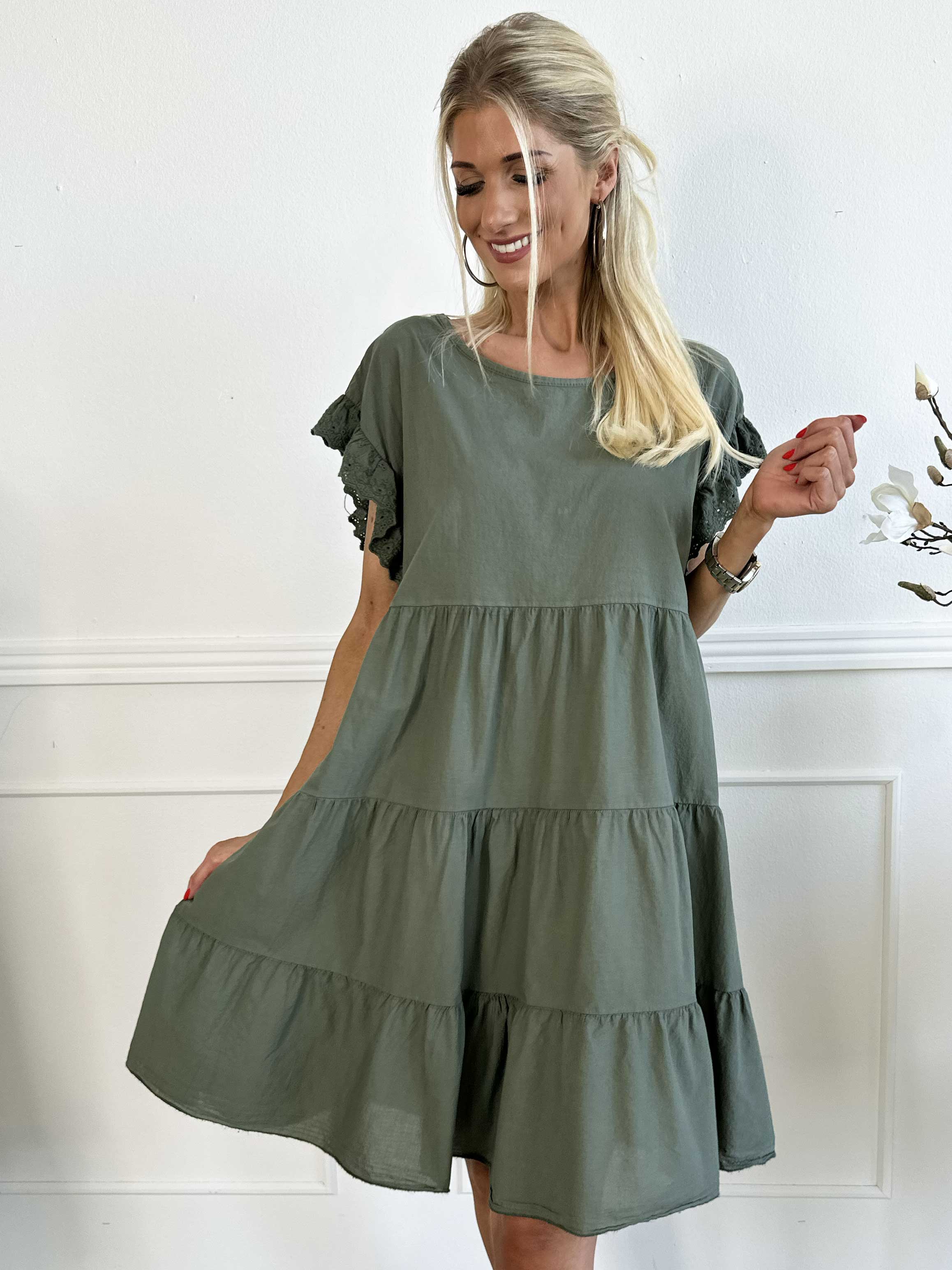 Canada - Sød bomuldskjole med flæseærmer og lag på lag look